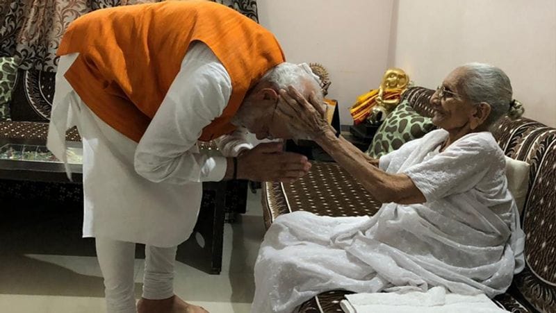 जब मोदी गांधी से उतरकर घर के अंदर जाने लगे, तभी पड़ोसियों ने उन्हें देखकर खास अंदाज में जन्मदिन की बधाई दी।