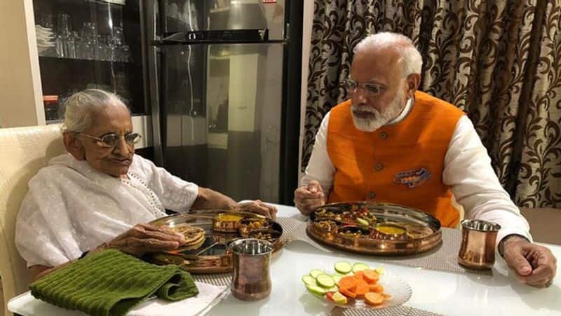 प्रधानमंत्री को उनकी मां ने खाना परोसा। उनकी थाली में गुजराती दाल, पूरन पोली, देसी चने की सब्जी, आलू-भिन्डी की सब्जी, सलाद और भिगोए हुए चना मूंग थे।