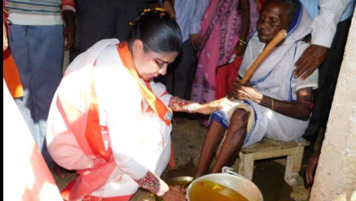 Bharati Ghosh removes dirt from elderly woman legs Bharati Ghosh removes dirt from elderly woman legs