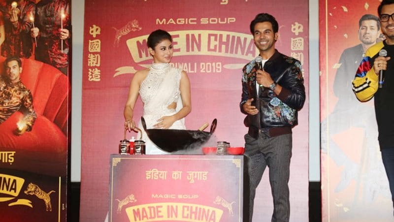 बता दें, मौनी ने फिल्म 'गोल्ड' से बॉलीवुड में डेब्यू किया था। ये फिल्म पिछले साल 2018 में 15 अगस्त को सिनेमाघरों में रिलीज की गई थी। इसमें वे अक्षय कुमार की पत्नी की भूमिका में नजर आई थीं। इस फिल्म ने बॉक्स ऑफिस पर ताबड़तोड़ कमाई की थी।