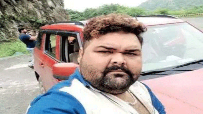 This man rides a bike without helmet but Police not deduct the challan in gujrat This man rides a bike without helmet but Police not deduct the challan in gujrat