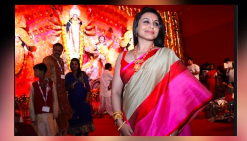 মুখোপাধ্যায় বাড়ির পুজোঃ মুম্বাইয়ের যেকয়েকটি পুজো ঘিরে নামে তারকাদের ঢল তার মধ্যে অন্যতম হল রাণী মুখোপাধ্যায় বাড়ির পুজো। এই পুজোতে সমান তালে অংশ নেন কাজলও। ভোগ বিতরণ থেকে শুরু করে অতিথিদের দেখা শোনা। সাবেকি সাজেই সব দিক নিজেই সামলান তিনি।
