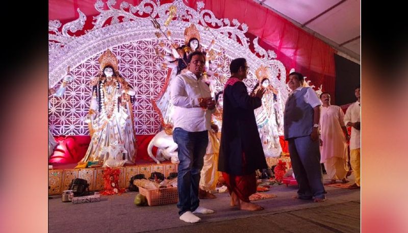 অভিজিৎ ভট্টাচার্যের পুজোঃ চলতি বছর ২৩ তম দুর্গাপুজো করতে চলেছেন গায়ক অভিজিৎ ভট্টাচার্য। তাঁর বাড়ির পুজোয় সর্বাধিক নজর কাড়ে দশমীর সিদুঁর খেলা। সেখানেই বিটাউনের অভিকাংশ অভিনেত্রীকেই দেখা যায়। সম্প্রতি গনেশ চতুর্থীতে গা ভাসিয়েছিল বিটাউন। এবার দুর্গাপুজোয় অভিজিৎ ভট্টাচার্যের বাড়িতে আসর বসাতে চলেছে তারকারা। এই পুজোই লোখান্ডওয়ালা দুর্গাপুজো নামে খ্যাত।