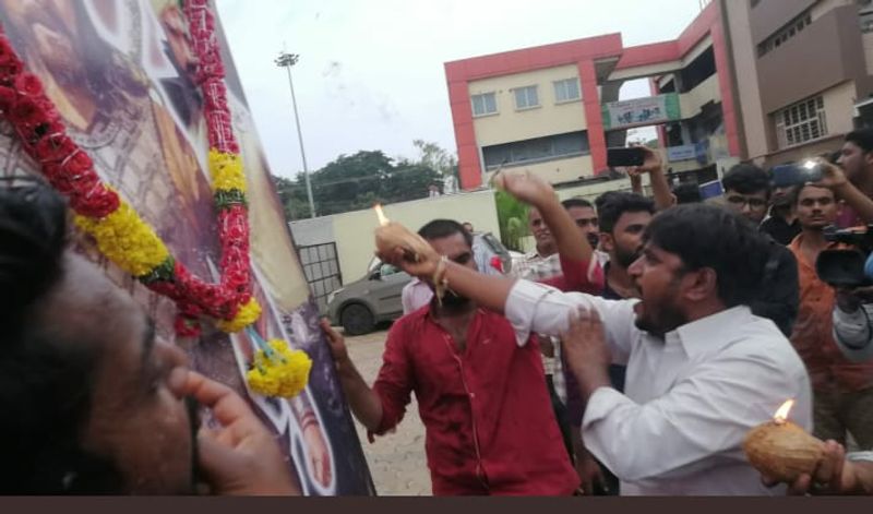 Mega fans hungama after Sye raa trailer launch