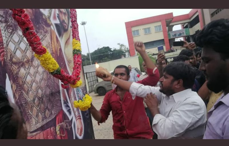 Mega fans hungama after Sye raa trailer launch