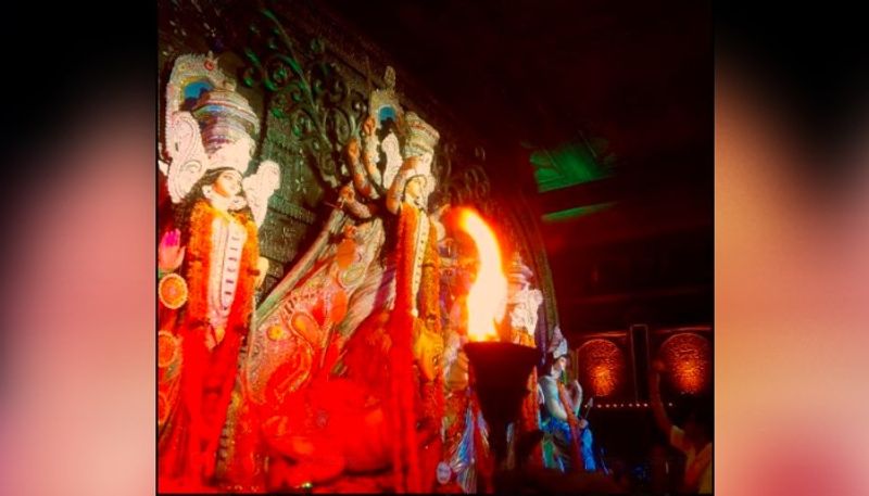 নর্থ বম্বে দুর্গাপুজোঃ এটি অন্যতম দুর্গাপুজো মুম্বইয়ের। একটি পাঁচতারা হোটেলে এই পুজোর আয়োজন করা হয়। সেখানেই বলিউড সেলিব্রিটিরা এসে হাজির হন। পুজোর আমেজে গা ভাসান। পুজোর পাশাপাশি সাংস্কৃতিক অনুষ্ঠানও হয়ে থাকে এখানে।