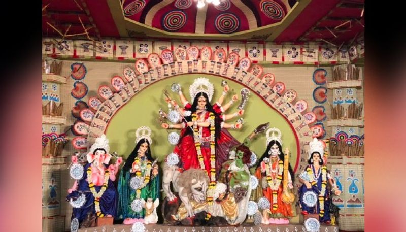 বম্বে দুর্গাবাড়ি সমিতিঃ চলতি বছর এই পুজো ৮৯তম বর্ষে পা দিল। প্রাচীন পুজোর মধ্যে মুম্বইেয়র এটি অন্যতম পুজো। এই পুজোর বিশেষত্বই হল এই পুজো অনেক বেশি ঘরোয়া।