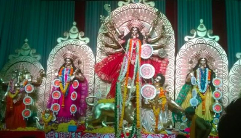 বেঙ্গল ক্লাব পুজোঃ এই পুজো জনপ্রিয় হওয়ার পেছনে অন্যতম কারণ হল এই পুজো কমিটির ভোগ। প্রতিটি মানুষই এক কথায় পাত পেরে এখানে ভোগ খান। আর তার স্বাদ এক কথায় লাজবাব। পাত পেরে খাওয়ার তালিকায় থাকে অভিনেতা অভিনেত্রীদেরও নাম।