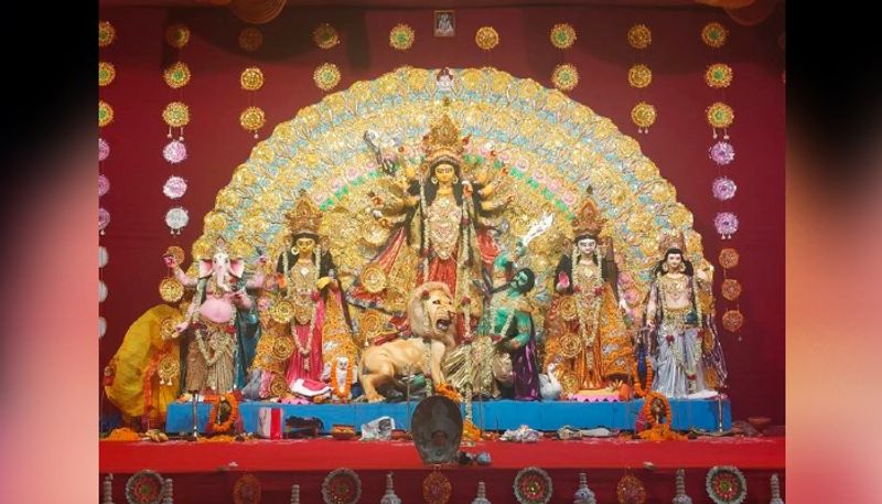 কৃষ্টি শারদোৎসবঃ ১৪ তম বর্ষে পা রাখল এই পুজো। অনেকটা কলকাতার আমেজেই এখানে পালন করা হয় শারদোৎসব। বাঙালি কায়দায় ভোগ থেকে শুরু করে বিজয়া, বাদ পড়ে না কিছুই। ফলে মুম্বইয়ে থাকা বাঙালিদের প্রধান লক্ষ্যই থাকে এই পুজোয়।