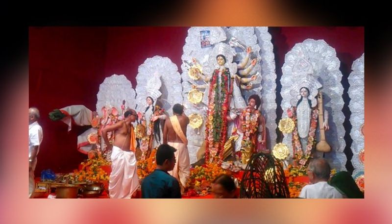 মালাদ ওয়েস্ট সার্বোজনীন দুর্গাপুজোঃ কয়েকবছর হল মৈত্রী ক্লাবের পক্ষ থেকে এই পুজো শুরু করা হয়েছে। কয়েকবছরেই এদের জনপ্রিয়তা তুঙ্গে। এখানে অনেক ধরনের সাংস্কৃতিক অনুষ্ঠান হয়। যেখানে অধিকাংশ স্টারকাস্টরাই অংশ গ্রহণ করে থাকেন।