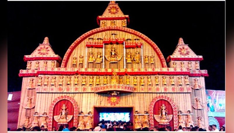 চেম্বুর দুর্গাপুজোঃ মুম্বাইয়ের এটি বেশ জনপ্রিয় পুজো। ৬৪তম বর্ষে পড়ল এই পুজো। অধিকাংশ মানুষের ঢল নামে এই মণ্ডপে। মোটের ওপর ১.৫ লাখ মানুষের সমাবেশ ঘটে এই পুজো কমিটিতে।