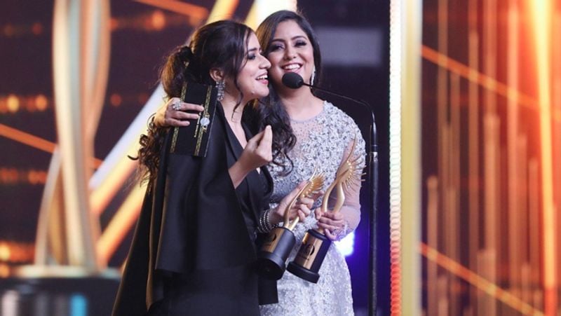 बेस्ट प्लेबैक सिंगर फीमेल का IIFA 2019 का अवॉर्ड हर्षदीप कौर और विभा सर्राफ को दिया गया। उन्हें ये अवॉर्ड आलिया की 'राजी' के गाने 'दिलबरो' के लिए मिला है।