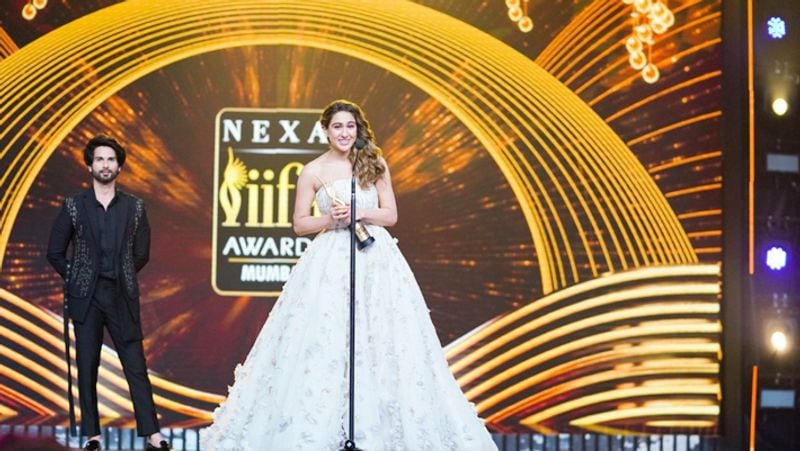 IIFA 2019 में बेस्ट फीमेल डेब्यू के लिए सारा अली खान को अवॉर्ड दिया गया। बता दें, उन्होंने फिल्म 'केदरानाथ' से बॉलीवुड में डेब्यू किया था। इस फिल्म में एक्ट्रेस ने सुशांत सिंह राजपूत के अपोजिट अहम भूमिका अदा की थी।