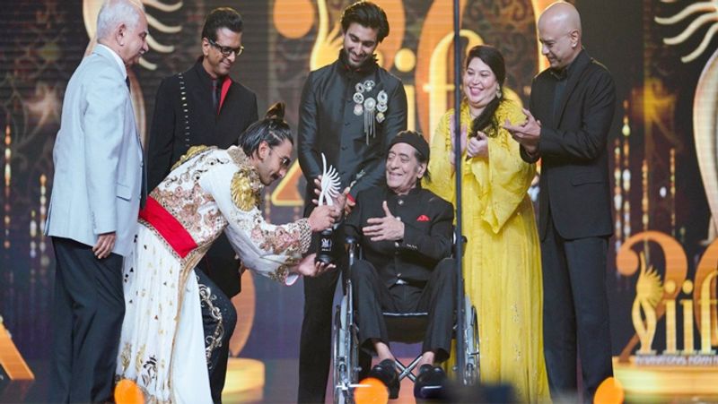 प्रसिद्ध कॉमेडियन का अवॉर्ड सैयद इश्तियाक अहमद जाफरी को दिया गया।