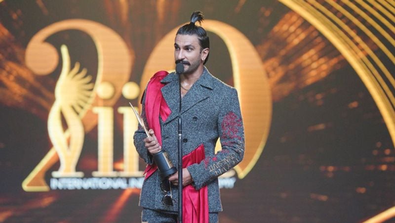 फिल्म 'पद्मावत' के लिए बेस्ट मेल एक्टर का अवॉर्ड रणवीर सिंह को दिया गया। इस फिल्म में दीपिका पादुकोण और शाहीद कपूर ने लीड रोल प्ले किया था। बता दें, इसमें रणवीर ने विलन यानी की खिलजी की भूमिका निभाई थी। बता दें कि जोहान्सबर्ग, मैड्रिड, दुबई, कोलंबो, न्यूयॉर्क जैसे शहरों के बाद अब अंतर्राष्ट्रीय भारतीय फिल्म अकादमी पुरस्कार (आईफा) के 20वें संस्करण का आयोजन बीती रात को मुंबई में हुआ। आईफा की शुरुआत साल 2000 में हुई और अब तक इसे 16 शहरों में आयोजित किया जा चुका है।