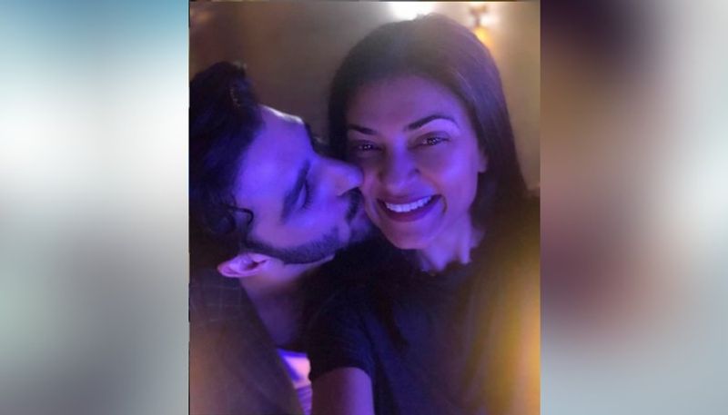 বেশ কয়েকদিন ধরেই নেট দুনিয়ায় একটাই খবর ছড়িয়ে পড়েছে, তা হল সুস্মিতা-রোহমনের প্রেমকাহিনি। সন্তানদের সামনেই বন্ধুকে আলিঙ্গন করে ছবি শেয়ার করার নেটিজেনদের তোপের মুখেও পড়েছিলেন সুস্মিতা।