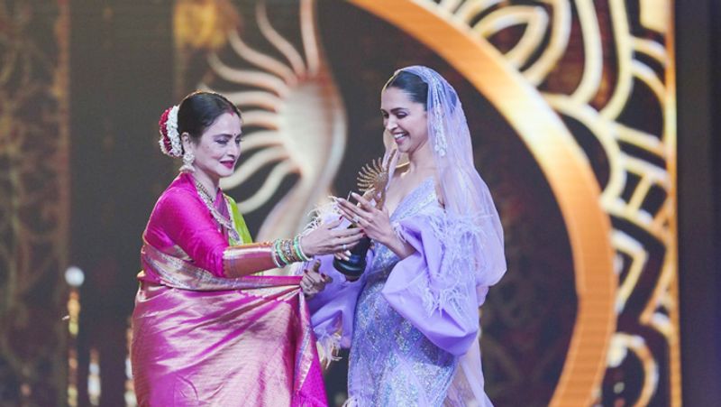 दीपिका पादुकोण को IIFA 2019 के अवॉर्ड शो में स्पेशल अवॉर्ड फॉर बेस्ट एक्ट्रेस का अवॉर्ड दिया गया। ये अवॉर्ड उन्हें फिल्म 'चेन्नई एक्प्रेस' के लिए दिया गया। बता दें, इस फिल्म में एक्ट्रेस ने शाहरुख खान के अपोजिट भूमिका निभाई थी।