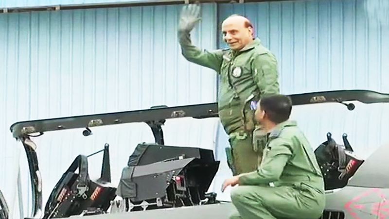 एयरफोर्स का सबसे ताकतवर एयरक्राफ्ट तेजस पलक झपकते ही आसमान में पहुंच जाता है। इसकी स्पीड 200 किमी प्रति घंटा है। तेजस हवा से हवा में हवा से जमीन पर मिसाइल दाग सकता है।