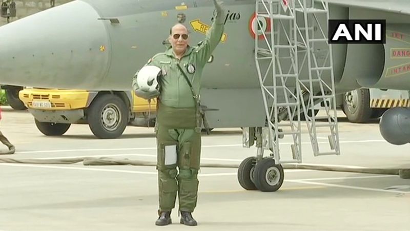 इसकी लंबाई 13.20 मीटर है। ये 5,680 किलोग्राम भारी है। इसकी सुपरसोनिक रफ्तार 1.8 मेक है। तेजस की रेंज 3,000 किलोमीटर है।