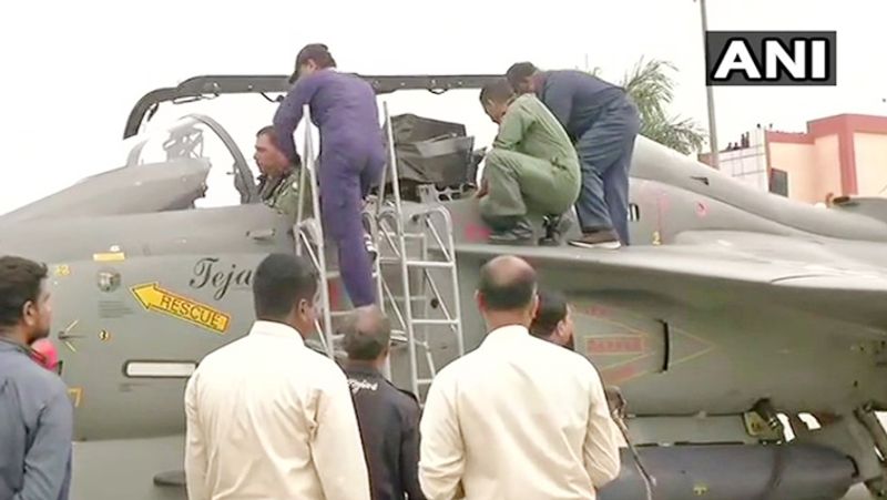 ये समुद्र के ऊपर, राजस्थान के रेगिस्थान में कश्मीर और उत्तर-पूर्व के पर्वतीय इलाकों में भारत के सामने आने वाली हर चुनौती का डट कर सामना कर सकता है।