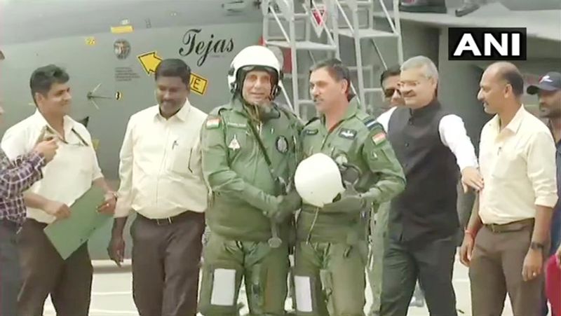 तेजस सिंगल सीटर पायलट वाला विमान है, लेकिन इसका ट्रेनर वेरिएंट 2 सीटर है, LCA तेजस को विकसित करने की कुल लागत 7 हजार करोड़ रुपए रही है।
