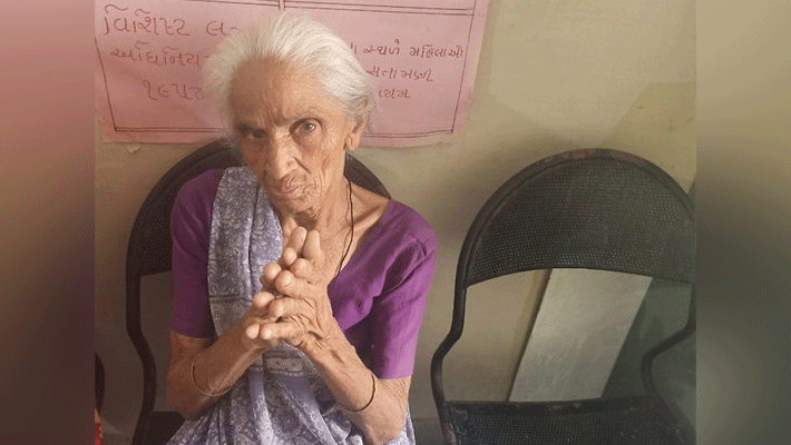 80 years old woman told painful story in front of police in gujrat 80 years old woman told painful story in front of police in gujrat