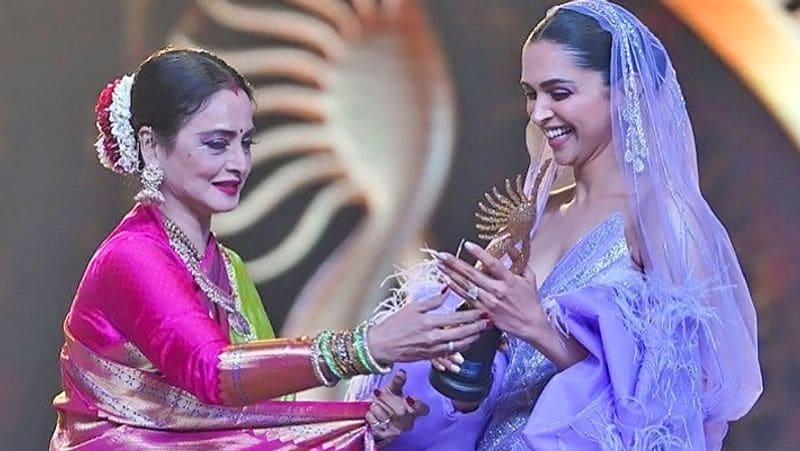 दीपिका पादुकोण को रेखा ने अपने हाथों से अवॉर्ड दिया। इससे पहले जब दीपिका का नाम अनाउंस हुआ और वो स्टेज पर आईं तो रेखा ने बड़े अदब के साथ झुकते हुए दीपिका का स्वागत किया।