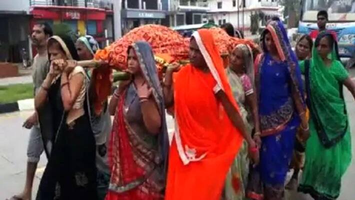 varanasi family broken old ritual traditions women took out funeral varanasi family broken old ritual traditions women took out funeral
