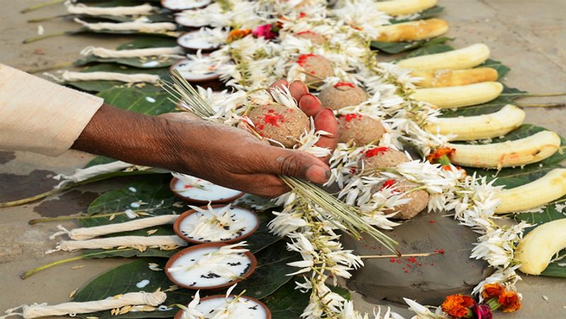 ಅದೇ ಸಮಯದಲ್ಲಿ, ಪಿತೃಗಳನ್ನು ತೃಪ್ತಿಪಡಿಸಲು, ತಂದೆಯ ಶ್ರಾದ್ಧ ಮತ್ತು ತರ್ಪಣವನ್ನು ಮಾಡಬೇಕು. ಇದರಿಂದ ಕುಟುಂಬಕ್ಕೆ ಸುಖ ಸಮೃದ್ಧಿಯುಂಟು ಮಾಡುತ್ತದೆ. 