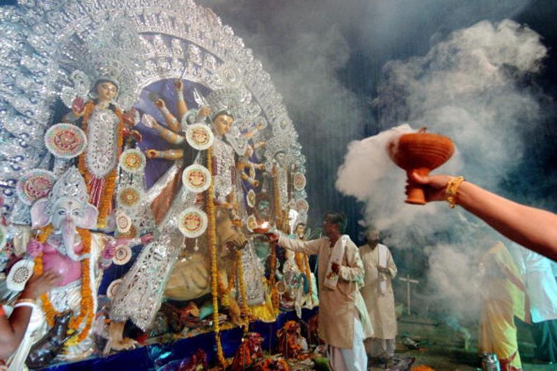 ঠাকুর দর্শনে জোর ঝগড়া- আসা যাক ঠাকুর দেখার কথায়, বউ যদি বলেন সেজেগুজে ঠাকুর দেখবেন, বর সেখানে বাধিয়ে বসেন আপত্তি। বরের ইচ্ছা তখন বন্ধুদের সঙ্গে তিনি আড্ডা দেবেন।