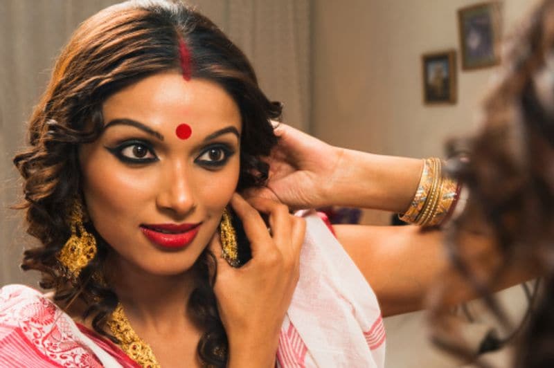 পুজোর সাজেও ঝামেলা- মেয়েদের সাজগোজ মানেই সময় সাপেক্ষ ব্যাপার। সেখানেও আসে বিপত্তি। গিন্নীর সাজগোজ করতে বেশি সময় লাগে তাই কর্তার মেজাজ যায় চটে।