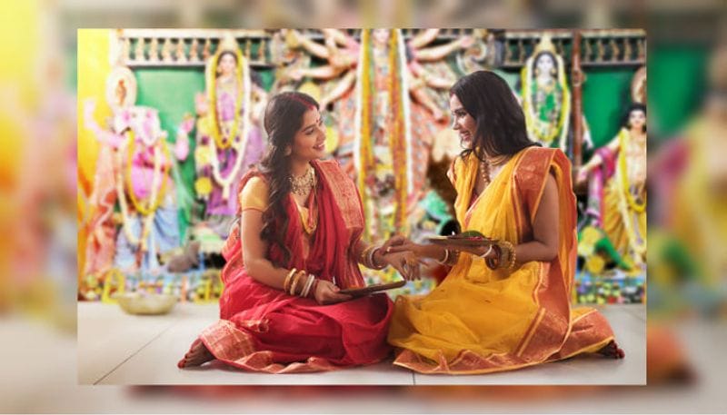 অষ্টমীর অঞ্জলি-- সকালে স্নান সেরে অষ্টমির অঞ্জলি দিতে যাওয়া নিয়েও চলে ঝামেলা। বউ-এর ইচ্ছে থাকলেও বরের ইচ্ছে থাকে না সকাল বেলার ঘুম ছেড়ে অঞ্জলি দিতে যাওয়ার। কোন কুইজিনে খাওয়া- পুজোতে কি কুইজিন খাওয়া হবে তা নিয়েও চলে একপ্রস্হ ঝামেলা। বউ চাই