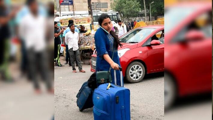 Delhi Transport Strike: Agitating Union Workers Force Passengers out of Cabs and Autos Delhi Transport Strike: Agitating Union Workers Force Passengers out of Cabs and Autos
