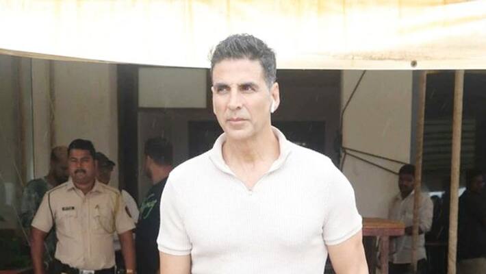 Akshay Kumar took metro for fast moving Akshay Kumar took metro for fast moving