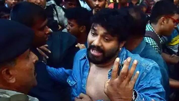 Union Minister Babul Supriyo heckled at Jadavpur University Union Minister Babul Supriyo heckled at Jadavpur University
