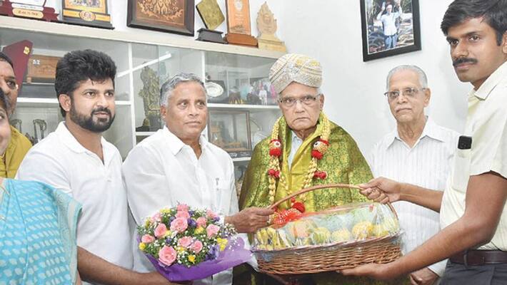 Mysore Dasara 2019 Pramoda Devi invites Sl Bhyrappa Mysore Dasara 2019 Pramoda Devi invites Sl Bhyrappa