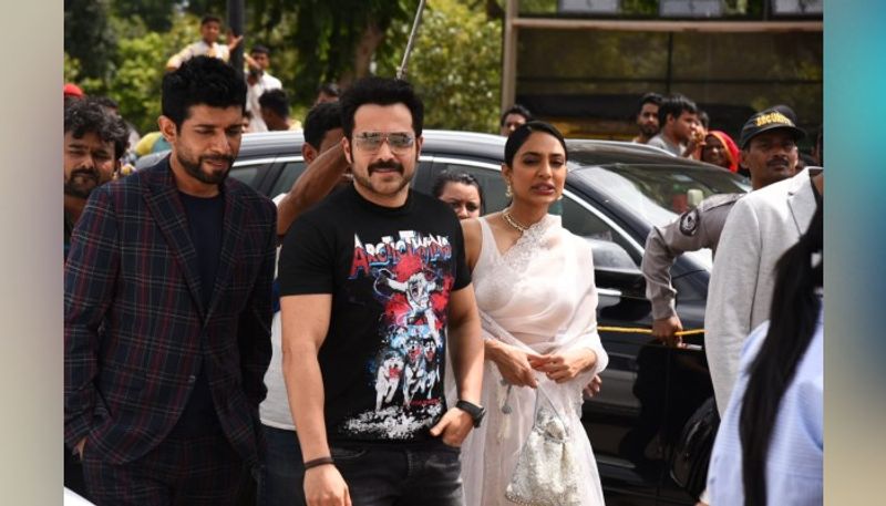 বেশ কয়েকমাস ধরেই ইমরান হাসমি ব্যস্ত ছইলেন তাঁর আগামী ওয়েব সিরিজের কাজ নিয়ে। সেই সিরিজের শ্যুটিং পর্ব শেষ করেই প্রচারে নামলেন তারকারা।