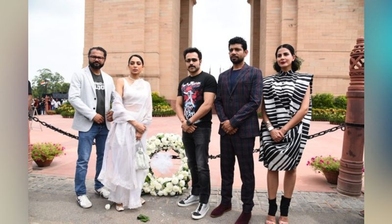বার্ড অব ব্লাড সিরিজের পরিচালনায় ছিলেন ঋভু দাশগুপ্ত। মোট তিনটি ভাষায় মুক্তি পাবে এই সিরিজ, সিন্দি, ইংলিস ও উর্দূ।