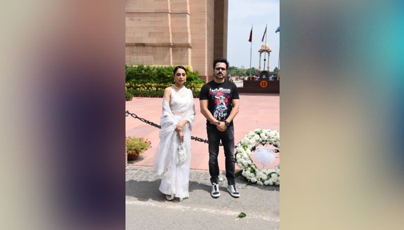 আগামী ২৭ সেপ্টেম্বর নেটফ্লিক্সে মুক্তি পাবে এই সিরিজ। সেই দিকেই এখন নজর সিরিজের সদস্যদের। প্রচারে নামার আগে তাঁরা পৌঁছে গেলেন ইন্ডিয়া গেটের সামনে। ক্যামেরা বন্দি হল সেই মুহুর্ত।
