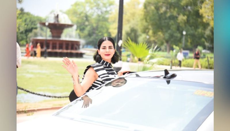 প্রথম থেকেই এই সিরিজে অভিনয় করা নিয়ে বেজায় উৎসাহী ছিলেন কৃতি। বেশ কয়েকবার সোশ্যাল মিডিয়ায় শেয়ারও করেন সিরিজের শ্যুটিংপর্বের নানা খবর। বার্ড ওব ব্লাড-এ এক বিশেষ চরিত্রে দেখা যাবে কৃতিকে।