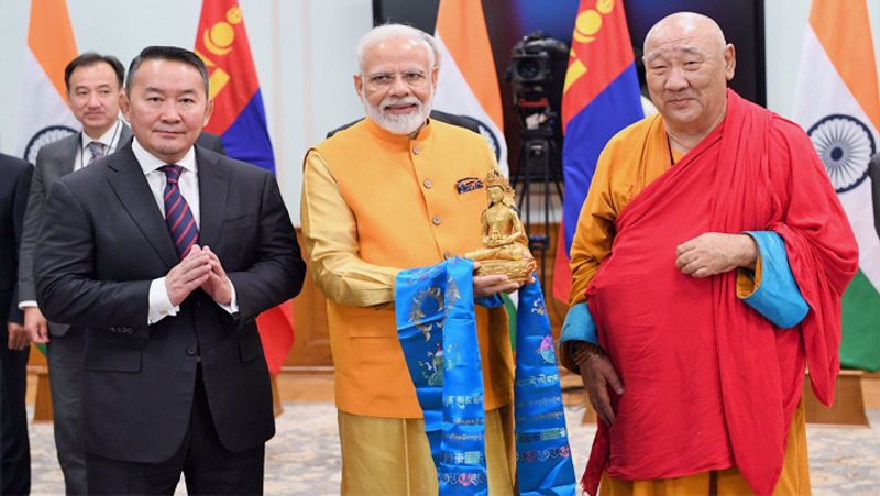 मोदी ने मई 2015 में गंडन मठ की यात्रा की थी, जहां उन्होंने एक बोधि पौधा भी भेंट किया था। गंडन मंगोलिया का सबसे पुराना और सबसे महत्वपूर्ण मठ है। इसका निर्माण 19वीं सदी में हुआ और यह एकमात्र मठ है, जहां बौद्ध गतिविधियां बिना रुके कम्युनिस्ट शासन में भी जारी रहीं।