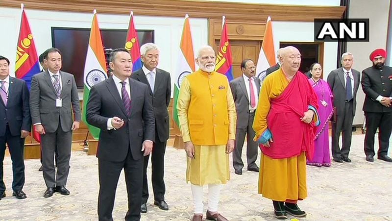 इसके बाद प्रधानमंत्री कार्यालय में उपस्थित भिक्षुओं ने प्रार्थना की, जिसमें पमोदी और राष्ट्रपति बटुलगा भी शामिल हुए।