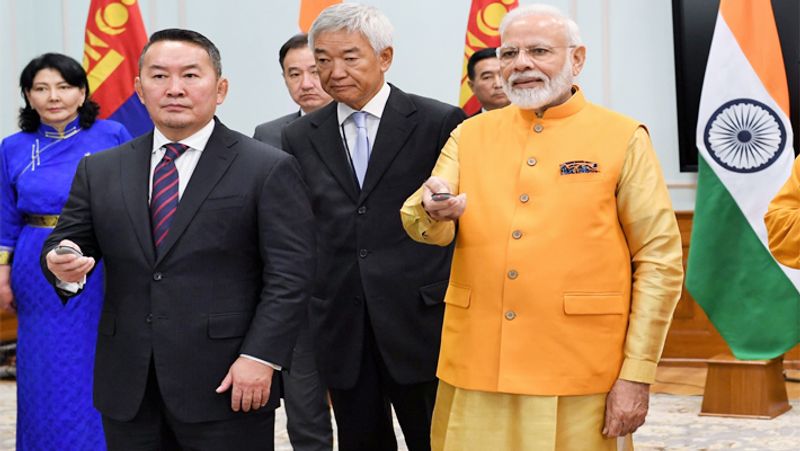 प्रधानमंत्री के लोक कल्याण मार्ग स्थित आवास पर आयोजित एक समारोह के दौरान भगवान बुद्ध की स्वर्ण प्रतिमा का अनावरण किया गया।