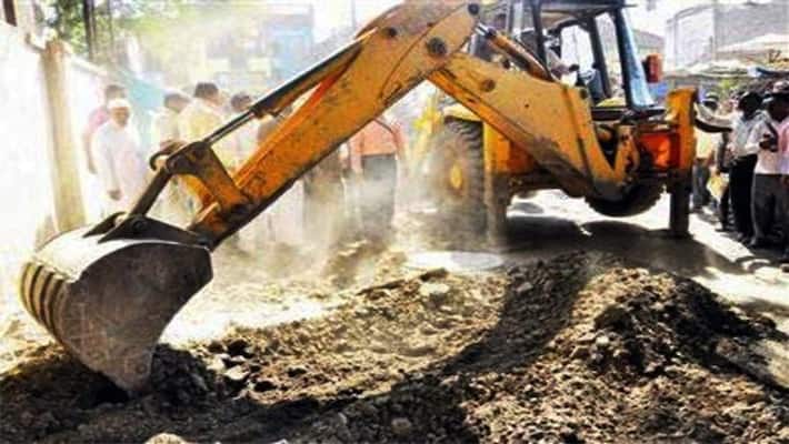 Authority clears encroachments from a commercial land in Noida Authority clears encroachments from a commercial land in Noida