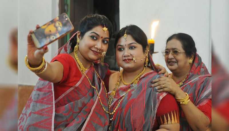 নবমী মানেই এবার পুজোকে বিদায় জানানোর পালা। পুজোর শেষ দিন তাই এই দিনে সাজগোজের ধুম পরে যায় সকলের মধ্যে। এই দিন সকলেই খুব উজ্বল রঙের পোশাক পরে থাকেন। এছাড়াও এই দিন যেসব ঠাকুর গুলো দেখা বাকি থাকে যায় সেই সব ঠাকুর দেখে ফেলতেই হবে না হলে আরও একটা বছরের অপেক্ষা করতে হবে।