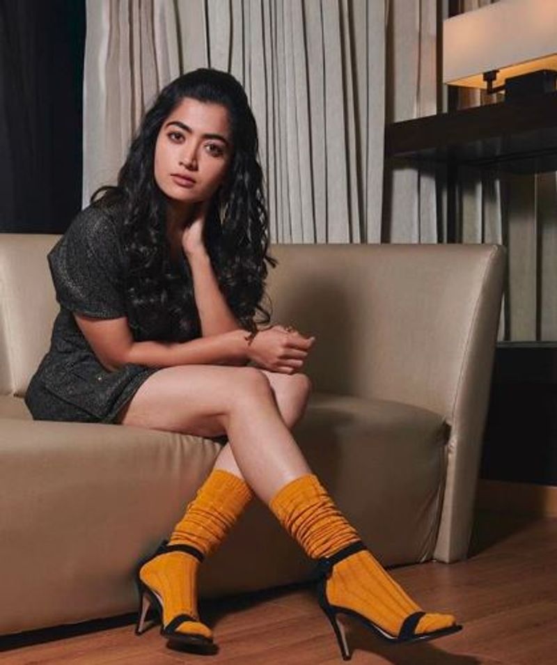 రష్మిక - ఫేస్ బుక్ (1 మిలియన్), ఇన్స్టాగ్రామ్ (3 మిలియన్), ట్విట్టర్ (6 లక్షల 35 వేలు)