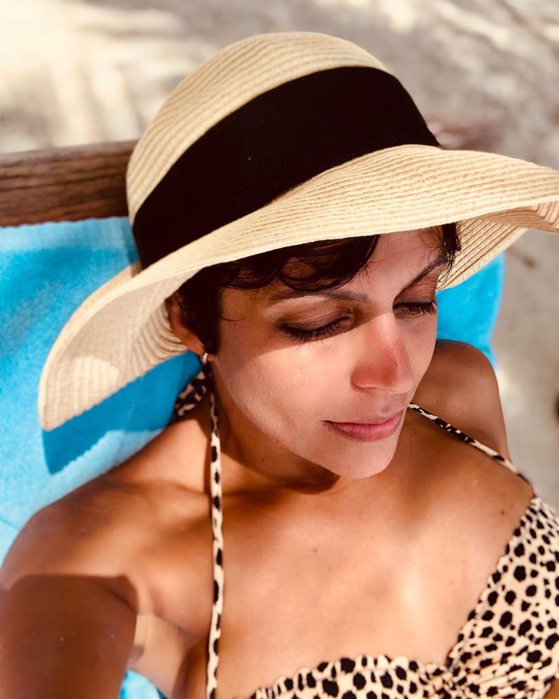 saaho actress mandira bedi latest viral pics