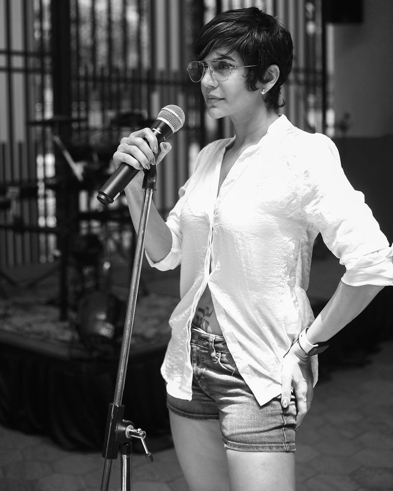 saaho actress mandira bedi latest viral pics