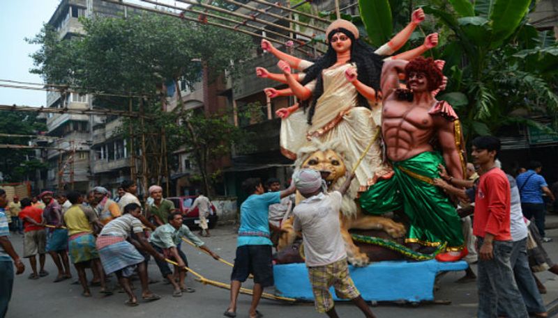 প্রথমেই আসে দুর্গা ষষ্ঠী। অর্থাৎ মা দুর্গার আগমন।