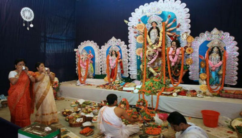 আর তারপরেই সপ্তমীর শুরু হয় সপ্তমী পুজো।